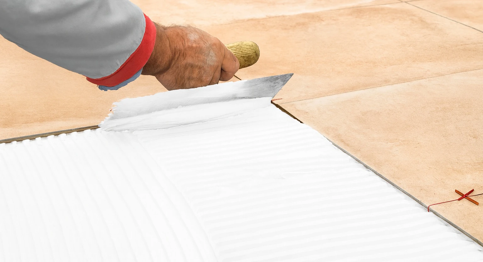 klejenie trawertynu ranking kleju.webp